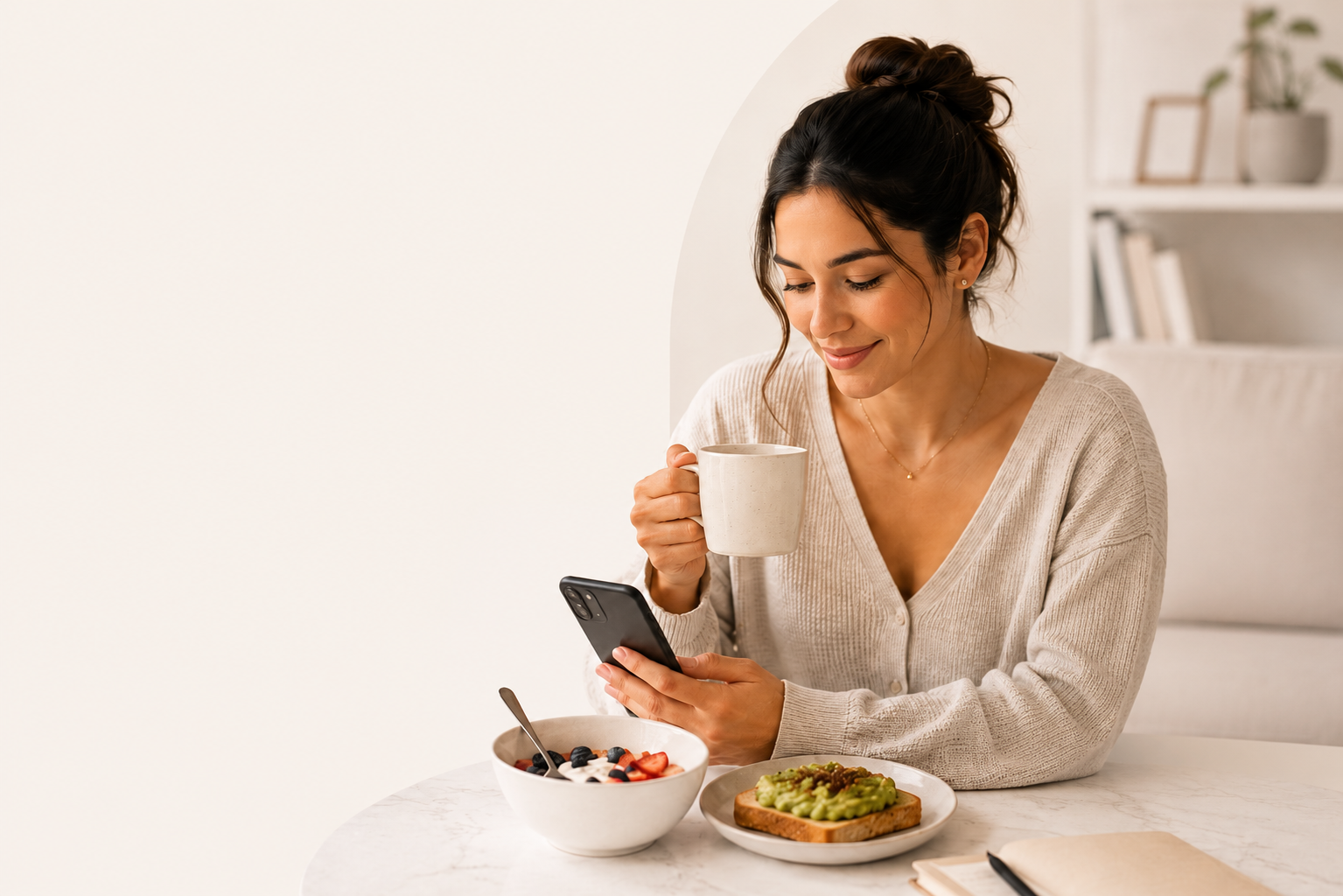 Mujer revisando su plan Habix con comida saludable